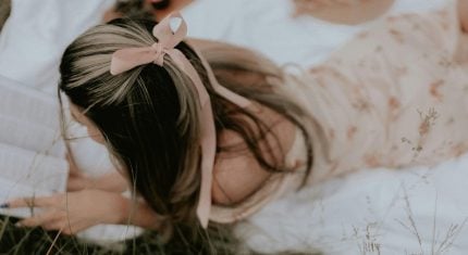 3 účesy s mašľami do vlasov, ktoré pôsobia nežne a elegantne