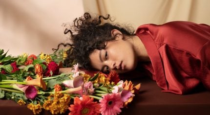 farby, zimná móda, zimné farby, rande, ženský štýl, tipy pre ženy, móda 2025, zimný outfit, čo nosiť v zime, atraktívny vzhľad