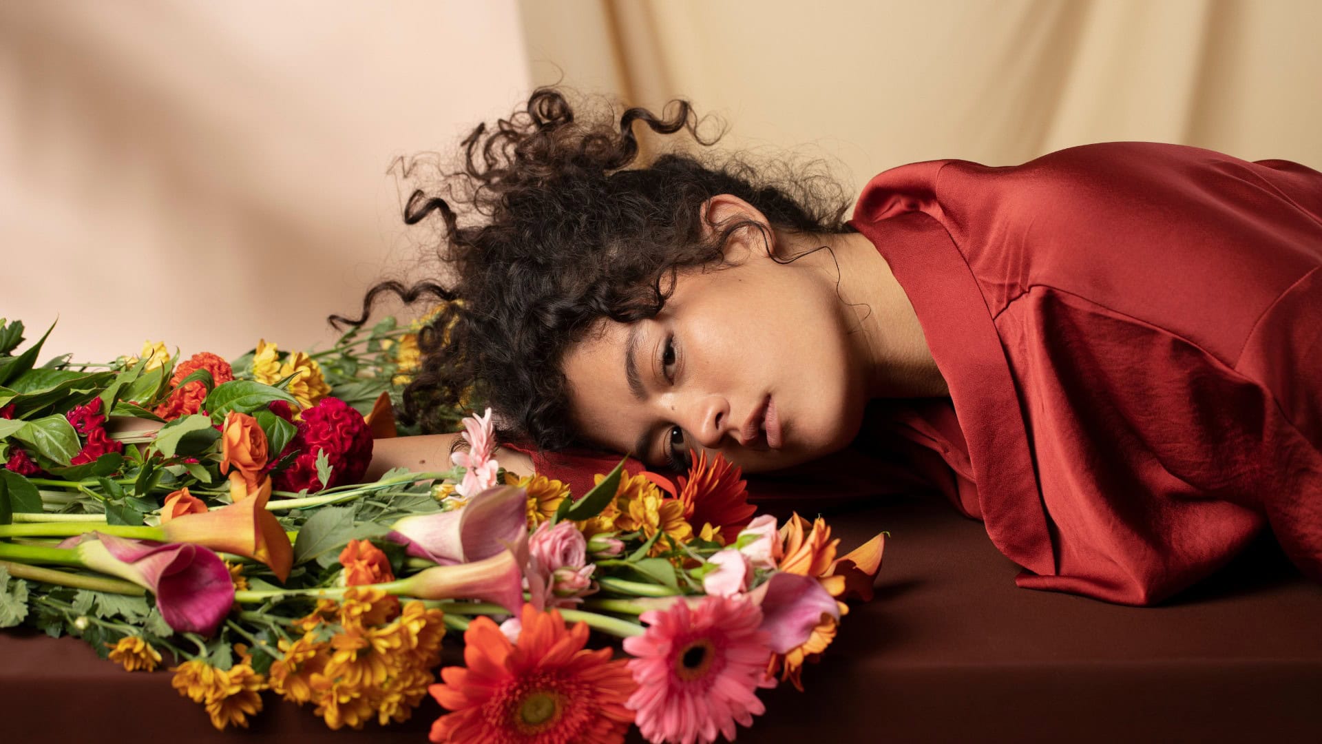 farby, zimná móda, zimné farby, rande, ženský štýl, tipy pre ženy, móda 2025, zimný outfit, čo nosiť v zime, atraktívny vzhľad