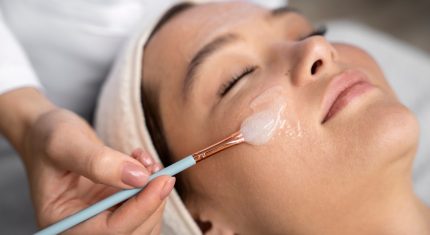 Beauty trendy, ktorý dokáže rozžiariť pleť a vyhladiť vrásky: Chemický peeling nie je pre každú