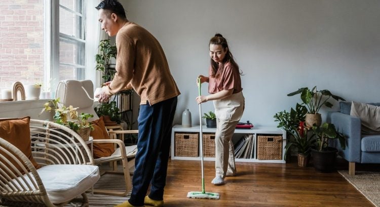 Ako si s partnerom rozdeliť domácnosť a udržať harmóniu vo vzťahu: Tipy, rutiny a plánovanie
