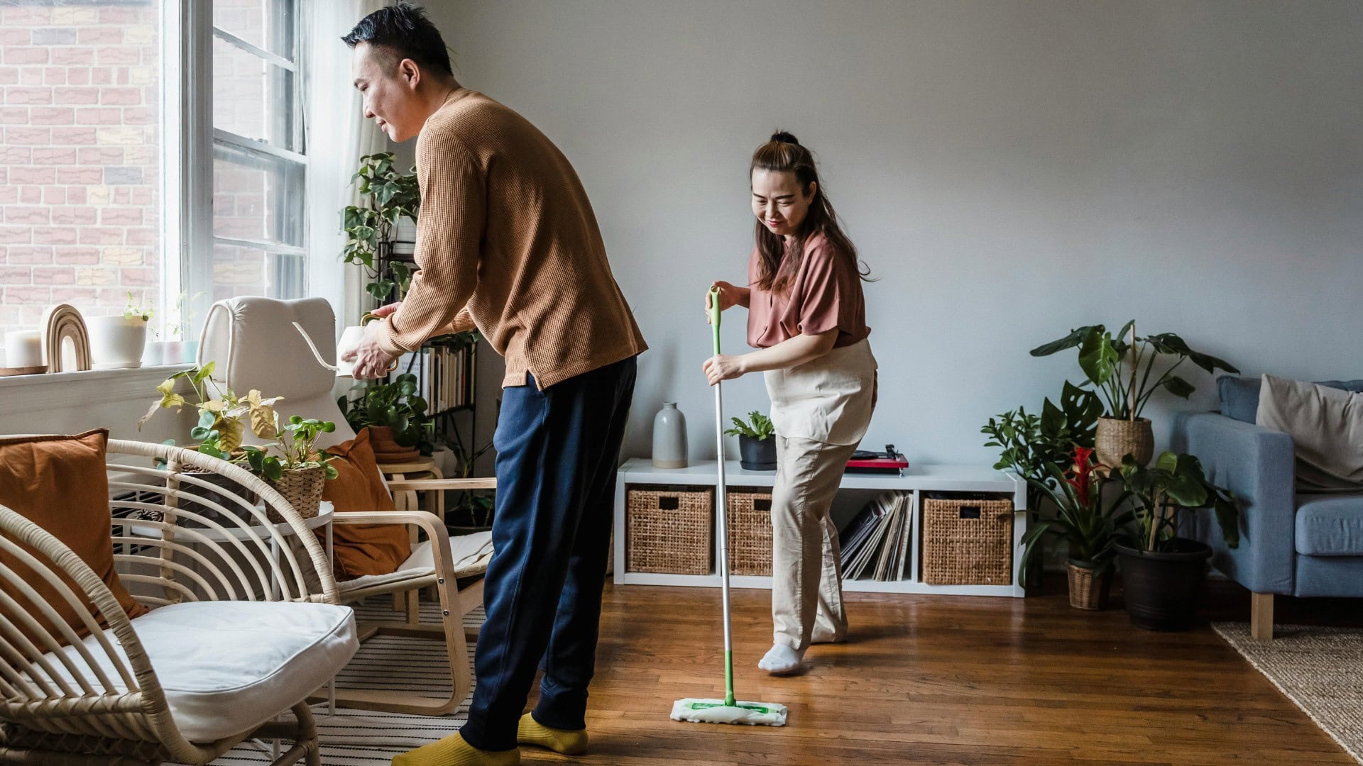 Ako si s partnerom rozdeliť domácnosť a udržať harmóniu vo vzťahu: Tipy, rutiny a plánovanie