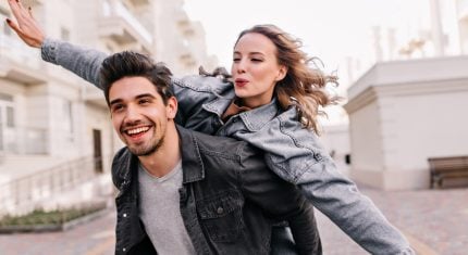 Vzťah introverta a extroverta: Môže to fungovať alebo sú odlišní?