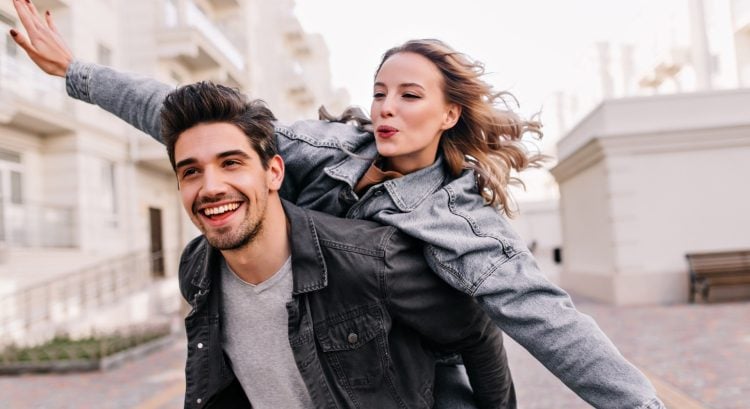 Vzťah introverta a extroverta: Môže to fungovať alebo sú odlišní?