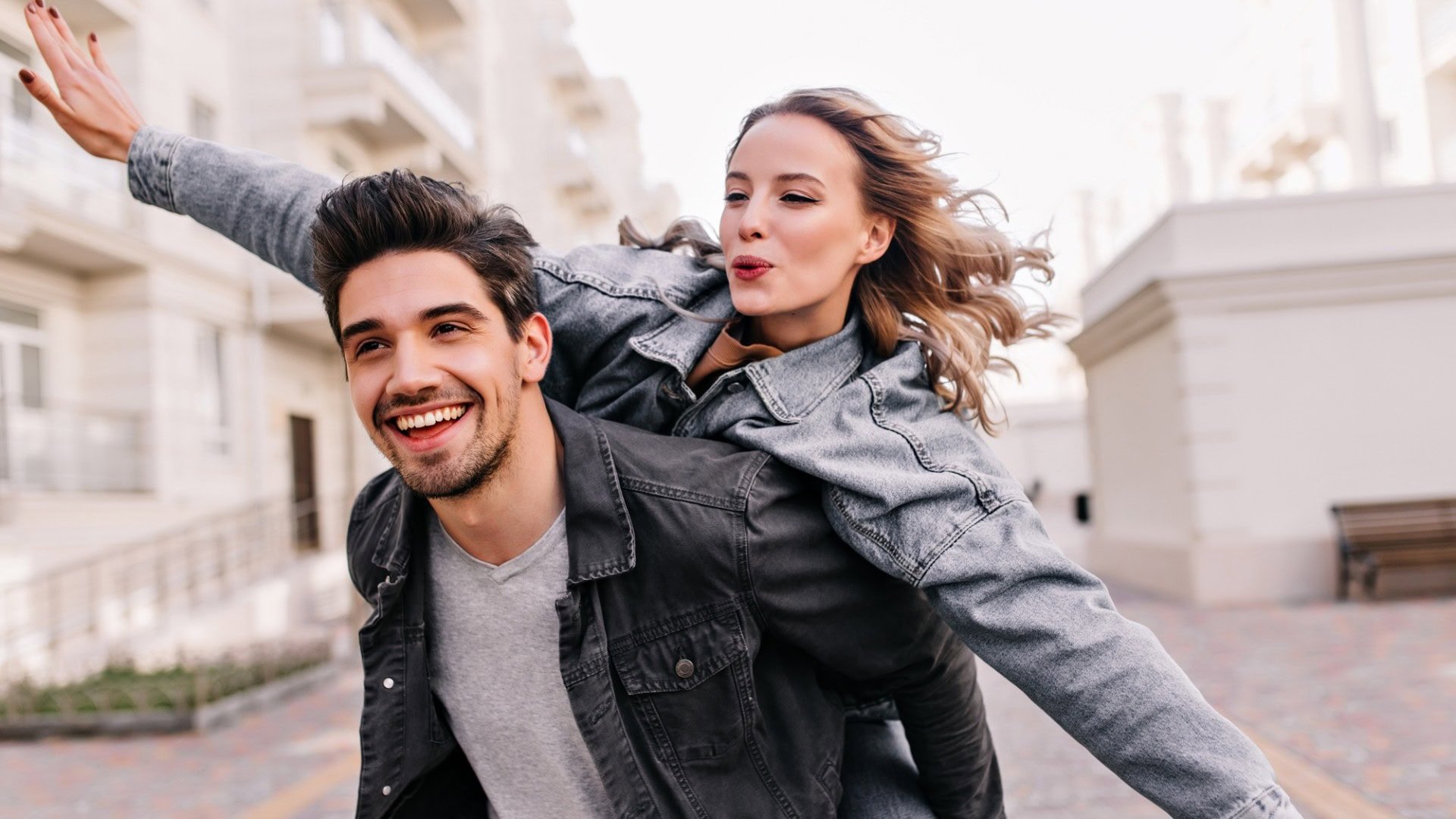 Vzťah introverta a extroverta: Môže to fungovať alebo sú odlišní?