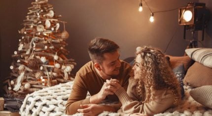 Výkon v posteli nie je prirodzený? Možno sa ti snaží niečo dokázať