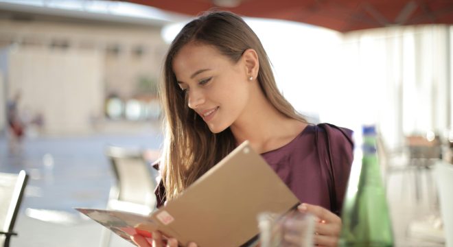 Príťažlivosť, ktorú nevysvetlíš: Ako ženy ovládajú pozornosť mužov