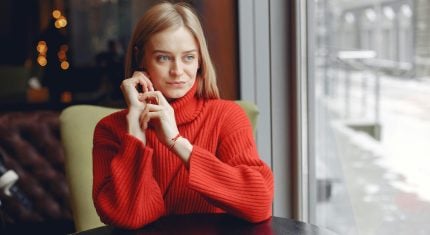 8 psychologických trikov, ktoré ženy používajú, aby boli neprehliadnuteľné aj bez toho, aby sa o to snažili