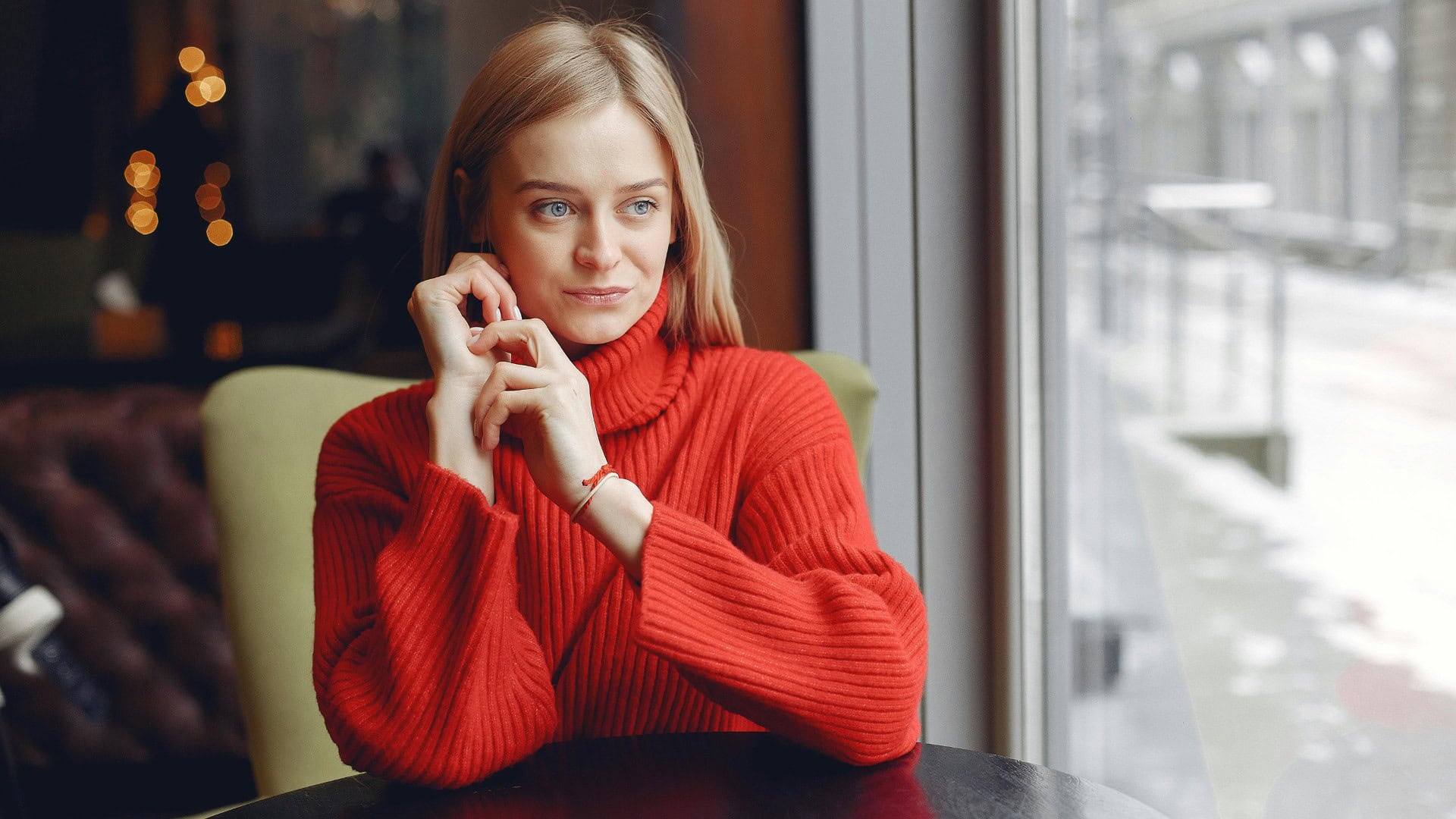 8 psychologických trikov, ktoré ženy používajú, aby boli neprehliadnuteľné aj bez toho, aby sa o to snažili