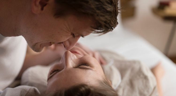 7 nenápadných detailov, podľa ktorých hneď zistíš, či ti tvoj vzťah potichu ničí život