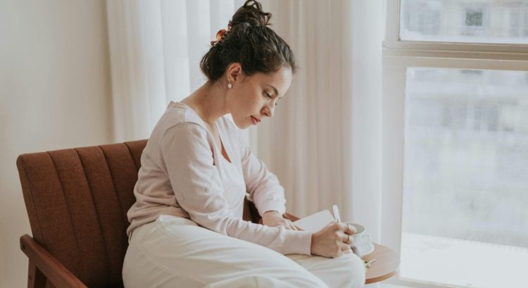 7 zvláštnych ženských návykov ktoré ženy robia len keď nikto nepozerá a odhaľujú ich skutočnú povahu