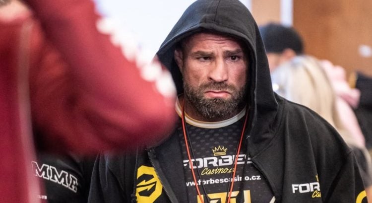 Takto vyzerá Karlos Vémola po týždni vo väzbe