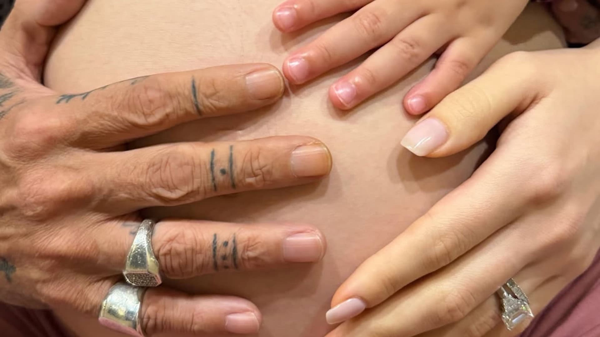 Známy spevák bude otcom už po ôsmy raz