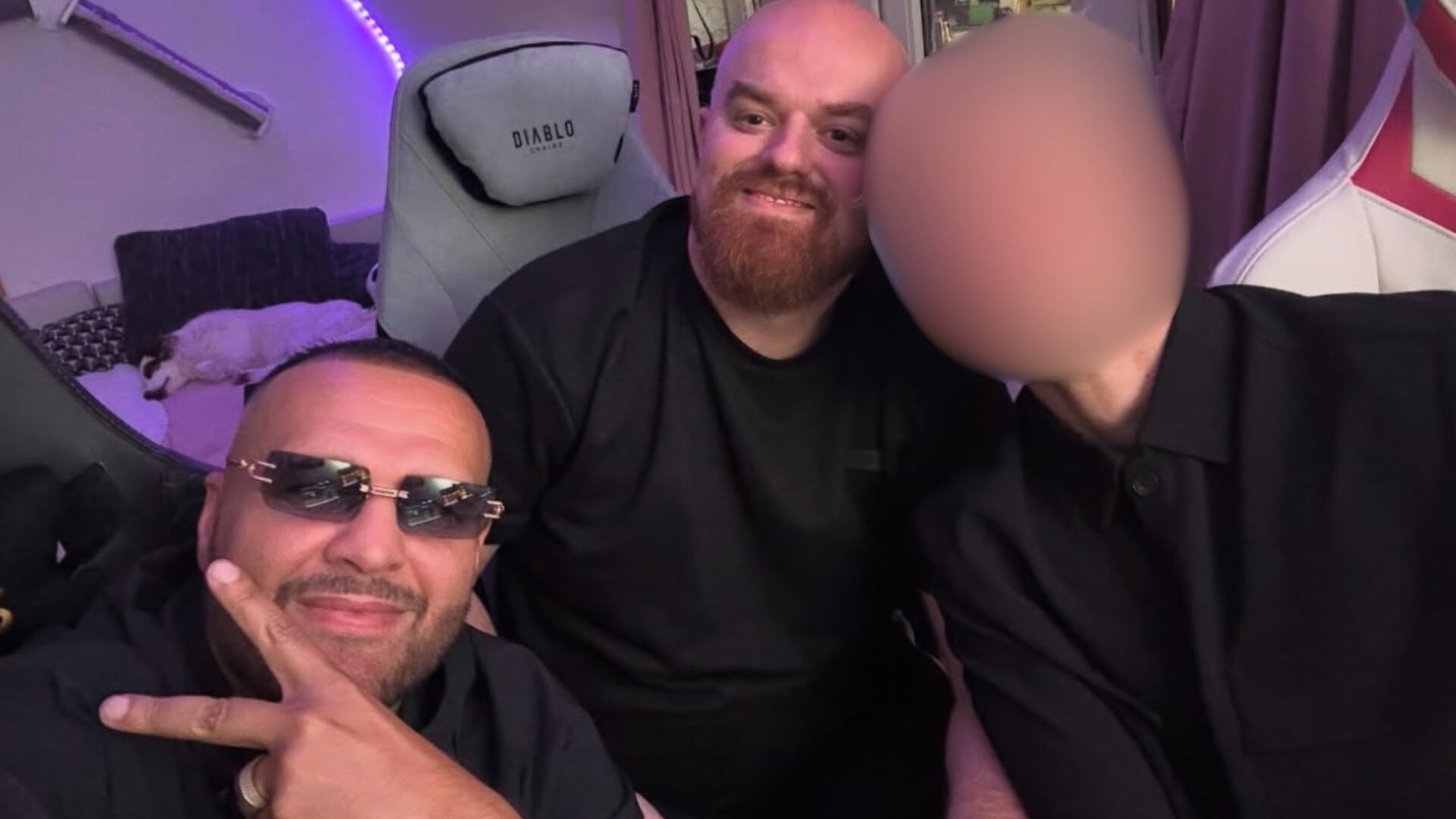 Český influencer v živom vysielaní skombinoval lieky a alkohol