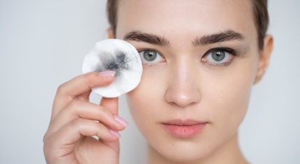 Chyby pri odličovaní, pred ktorými dermatológovia varujú