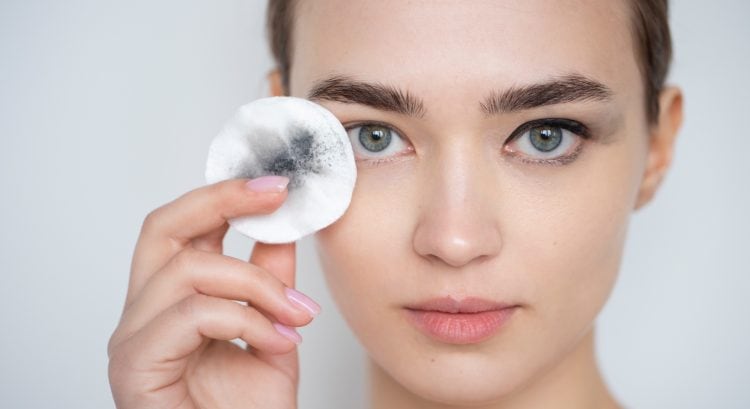 Chyby pri odličovaní, pred ktorými dermatológovia varujú