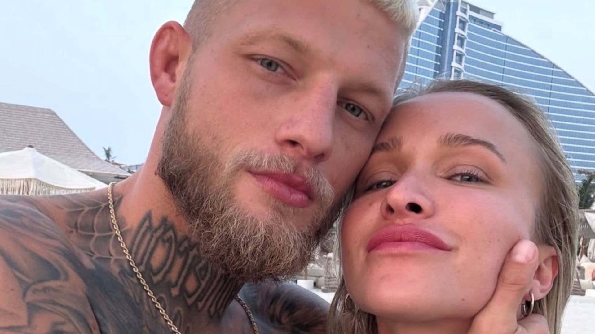 Nela Slováková má na ruke prsteň