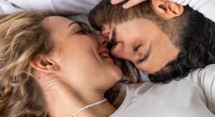 Reč jeho tela v posteli: 5 gest, ktoré odhalia jeho skutočné city