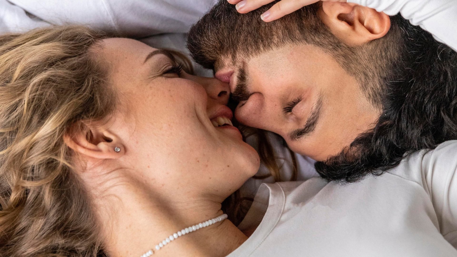 Reč jeho tela v posteli: 5 gest, ktoré odhalia jeho skutočné city