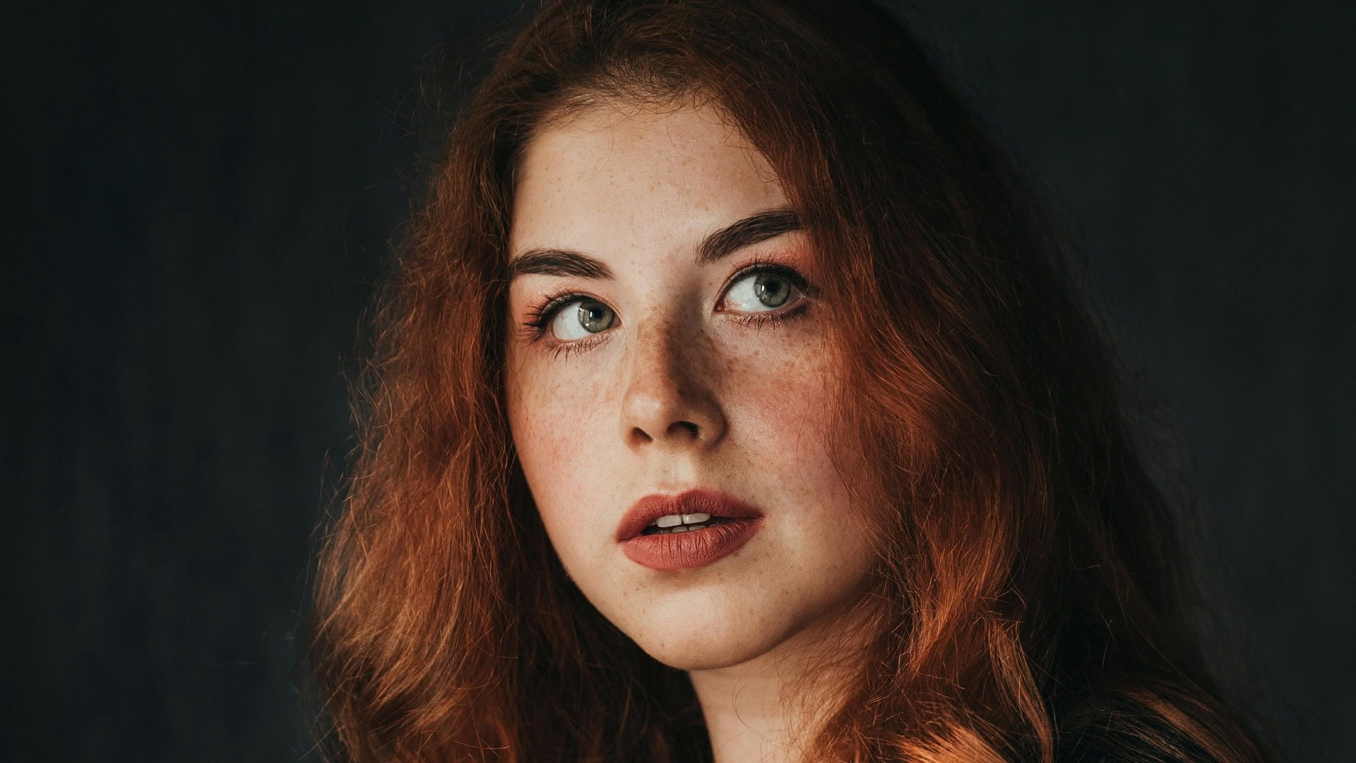 Si pre nich príliš dostupná? Zisti, prečo je vzácna žena magnetom