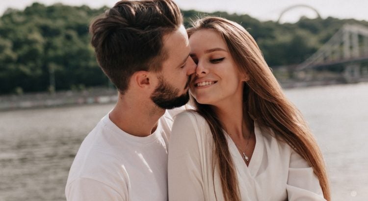 Uctieva ťa tajne tvoj chlap? 10 mužských gest, ktoré to prezradia