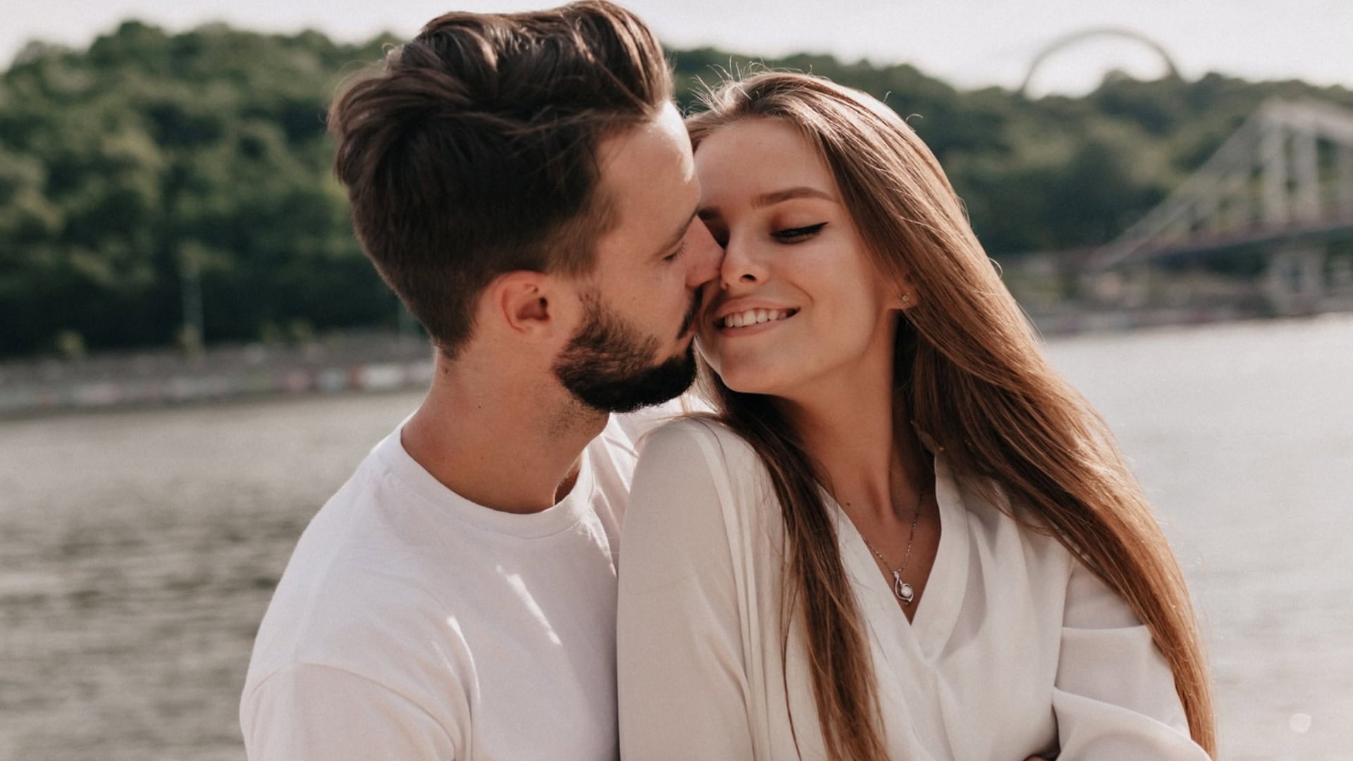 Uctieva ťa tajne tvoj chlap? 10 mužských gest, ktoré to prezradia