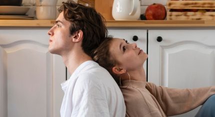 Koniec vzťahu? 5 znakov, že s tebou zostáva už len zo zvyku