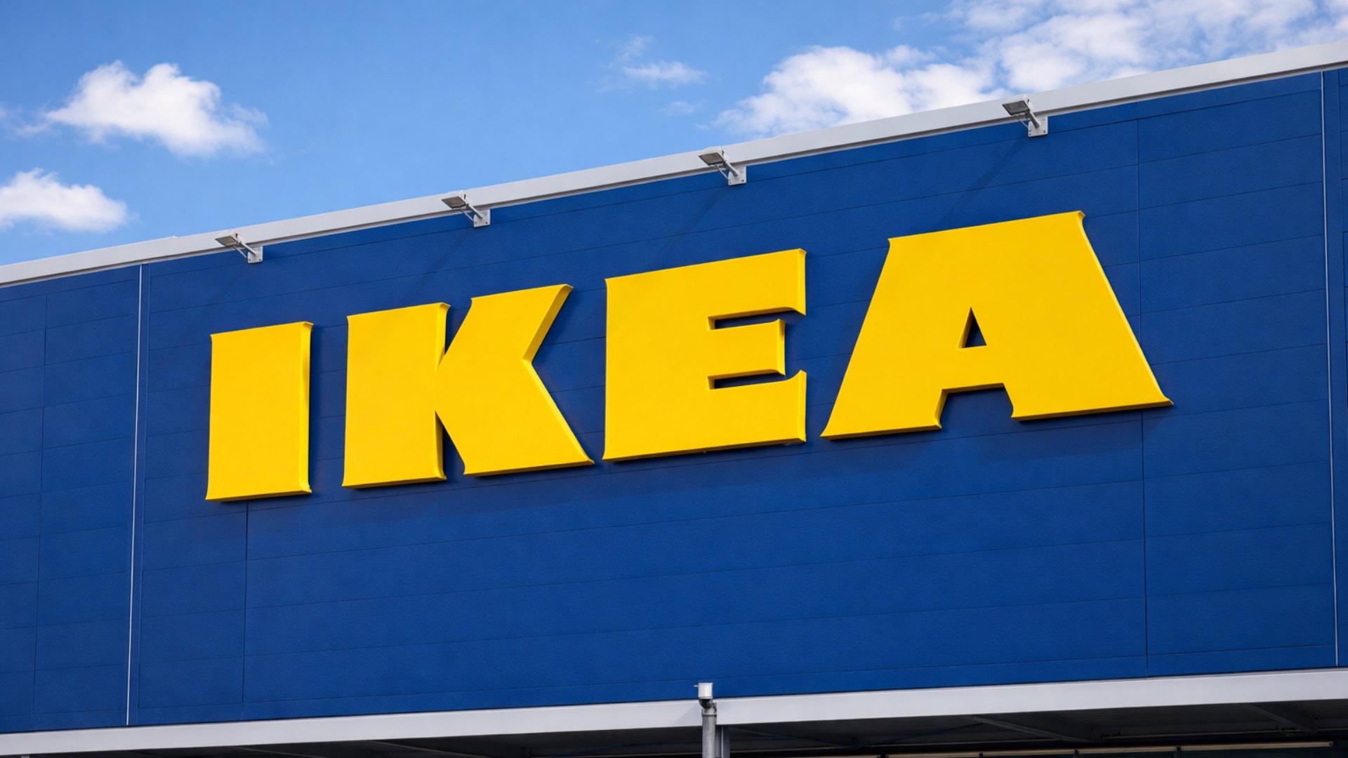 Pozor, IKEA sťahuje z predaja obľúbené lampy