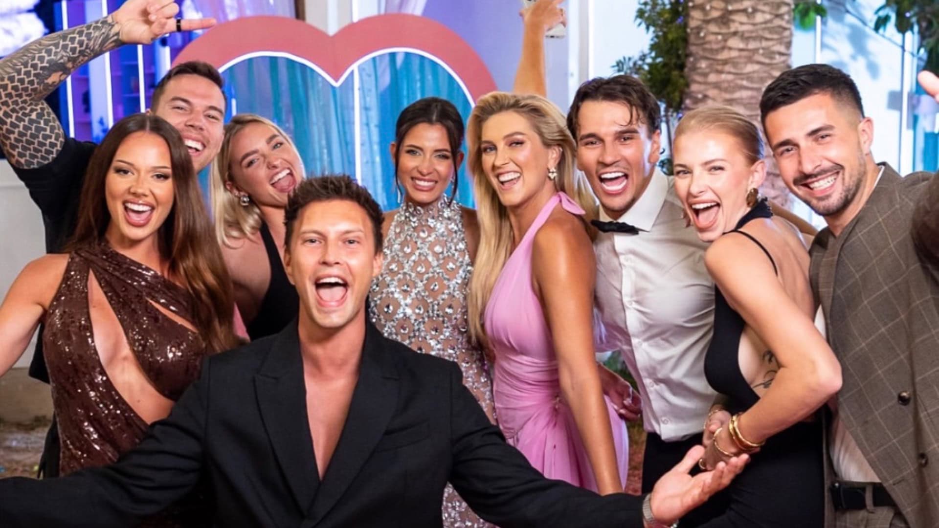 Víťazi šou Love Island mali autonehodu