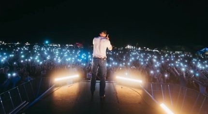 Známy český raper pokľakol pred speváčkou