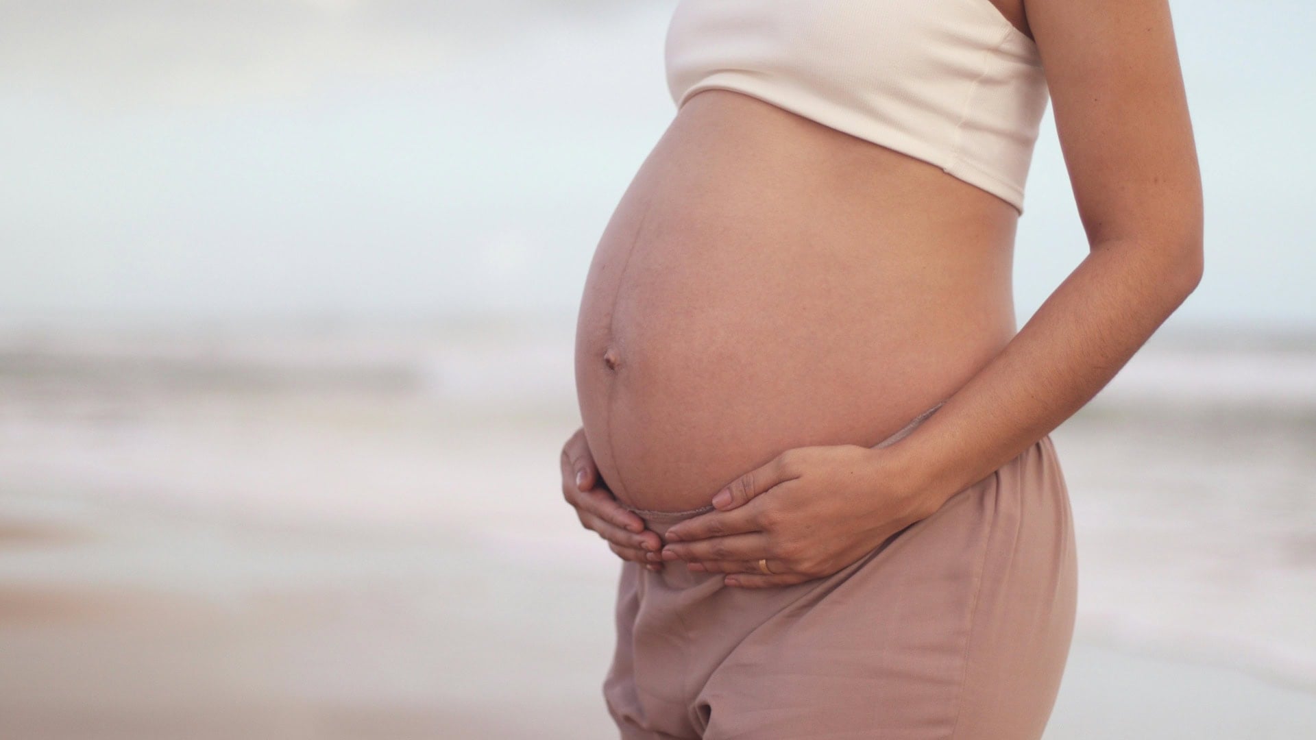 Herečka je tehotná