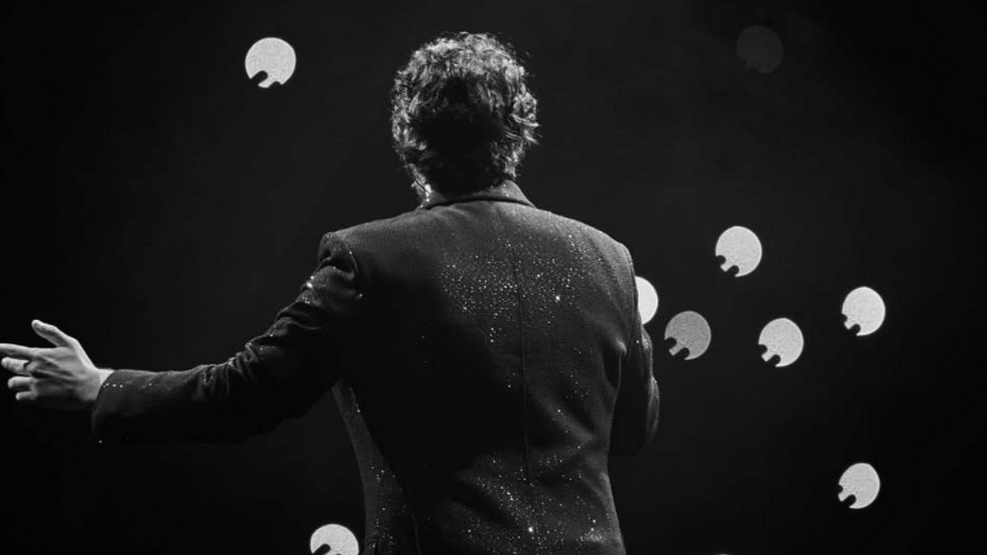 spevák pokľakol na čarovnom mieste