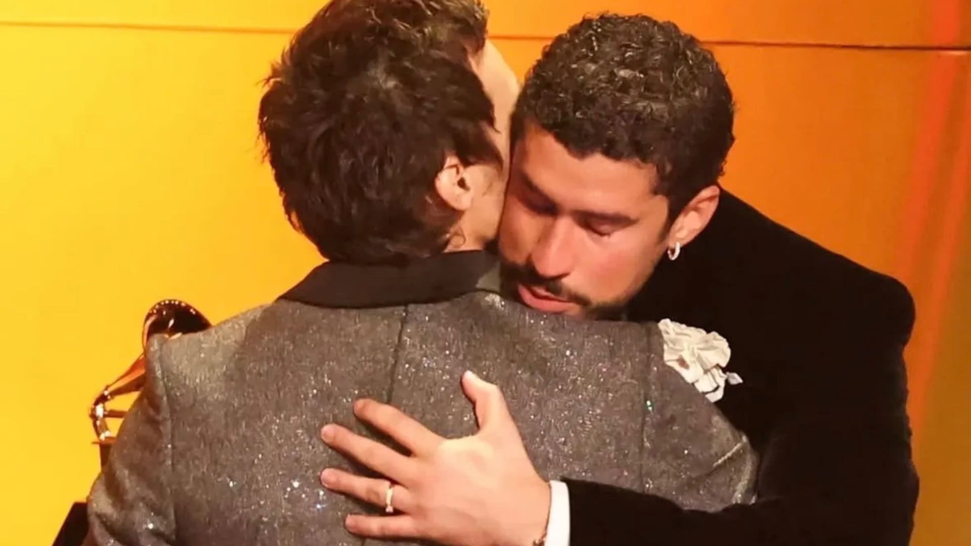 Zasnúbil sa slávny spevák?