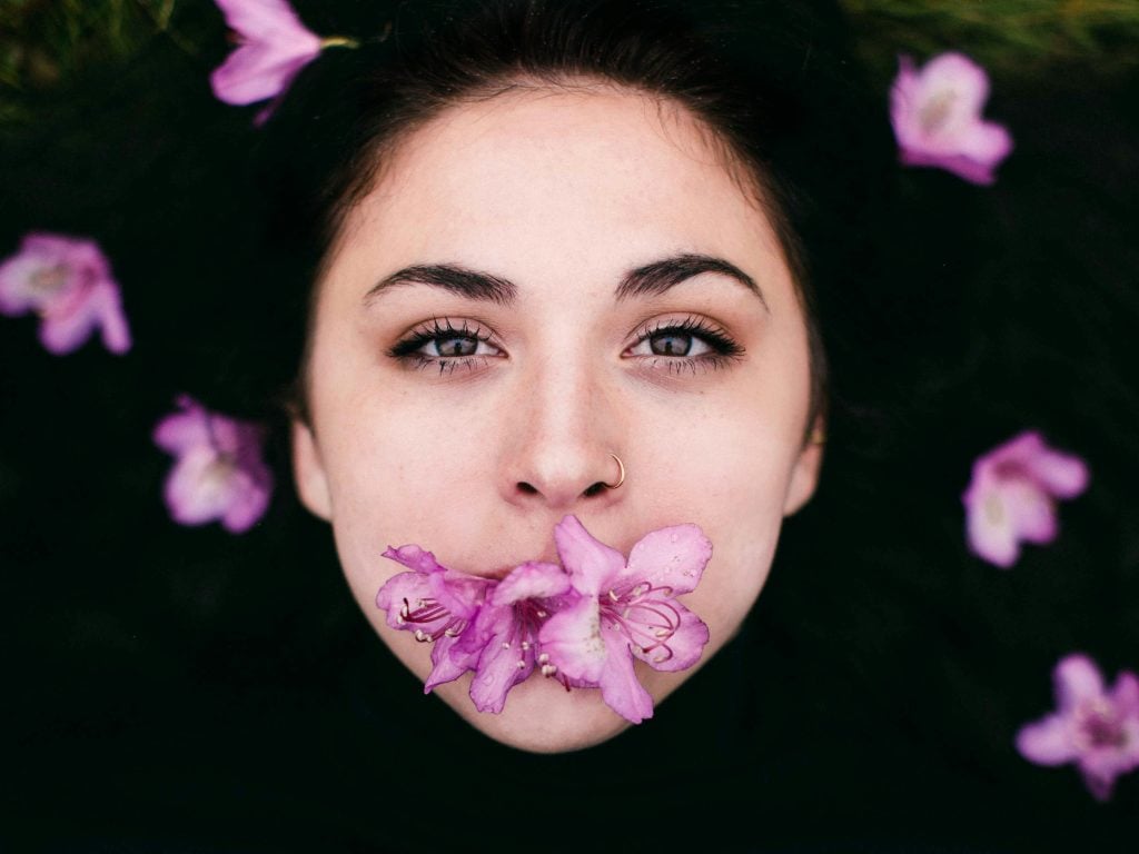 Žena s orchideou v ústach