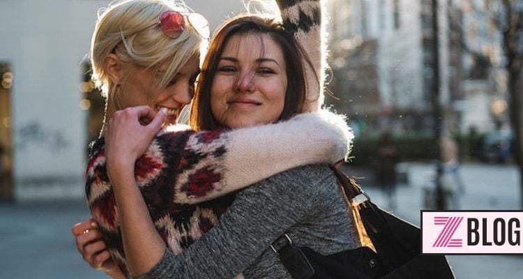 Smutná žena držiaca svadobnú obrúčku, dramatické osvetlenie