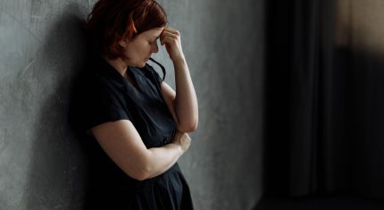 Žena sediaca na gauči s negatívnymi emóciami