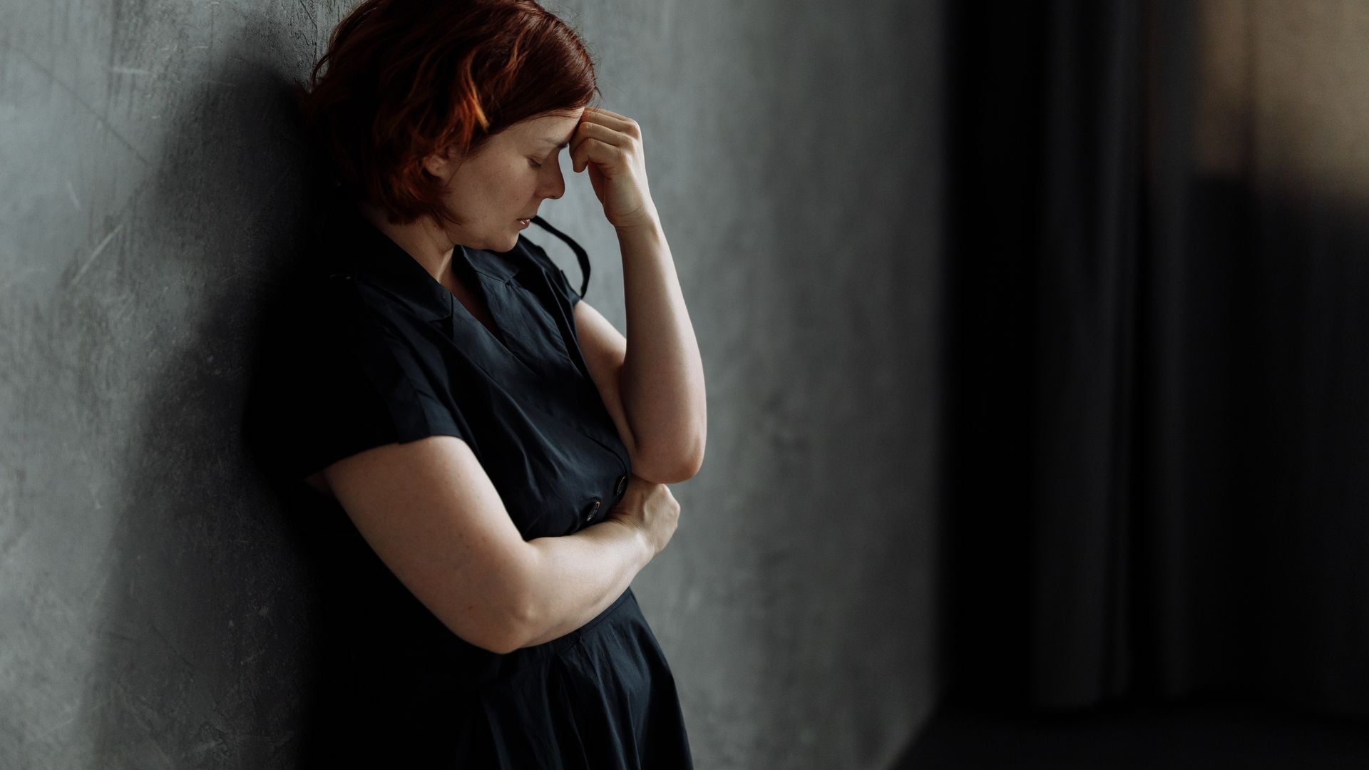 Žena sediaca na gauči s negatívnymi emóciami