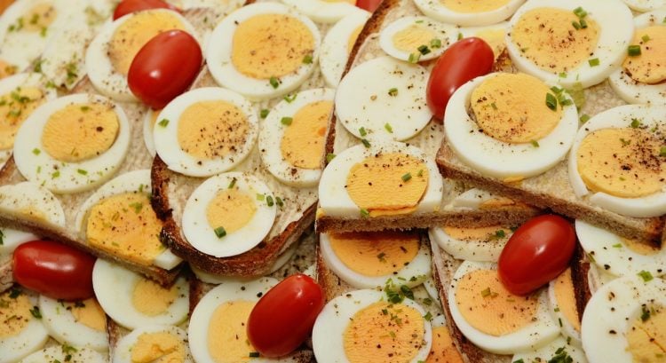 Bohato prestreté švédske stoly v all-inclusive hoteli s množstvom jedla a tanierov