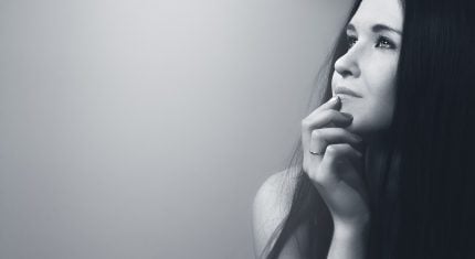 Mladá žena premýšľa o svojich vzťahoch v parku