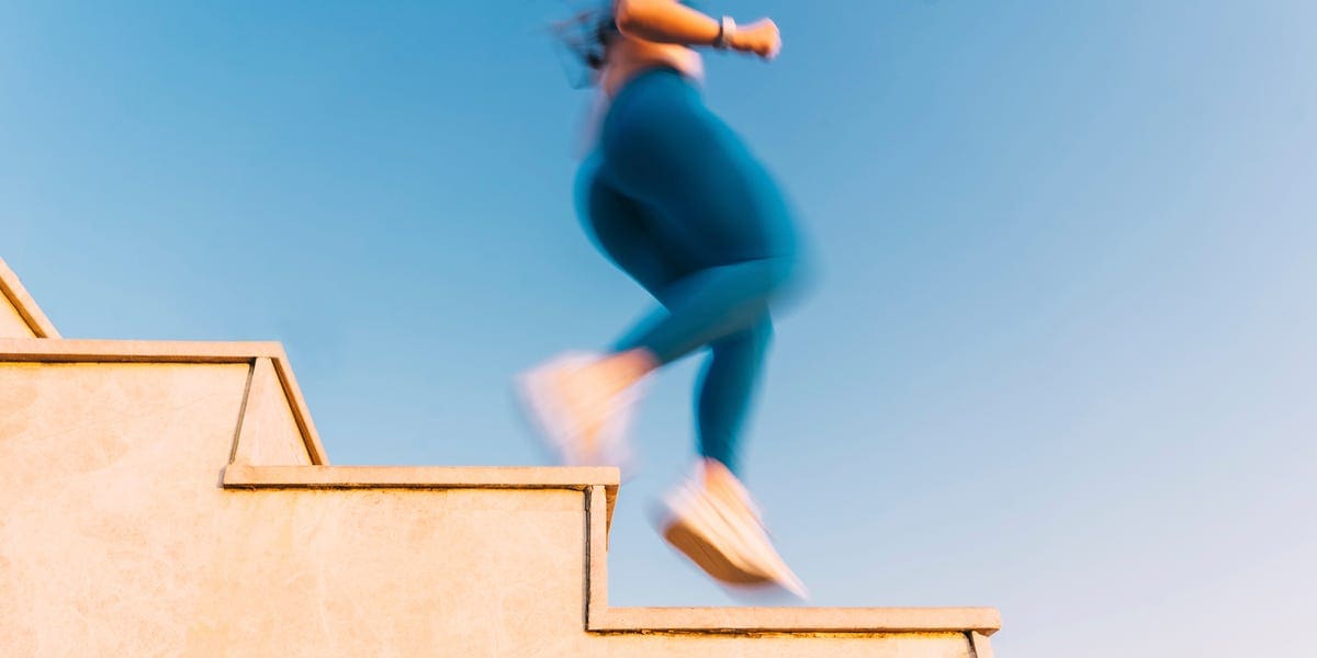 Nohy bežiace po schodoch ako symbol fitness výzvy