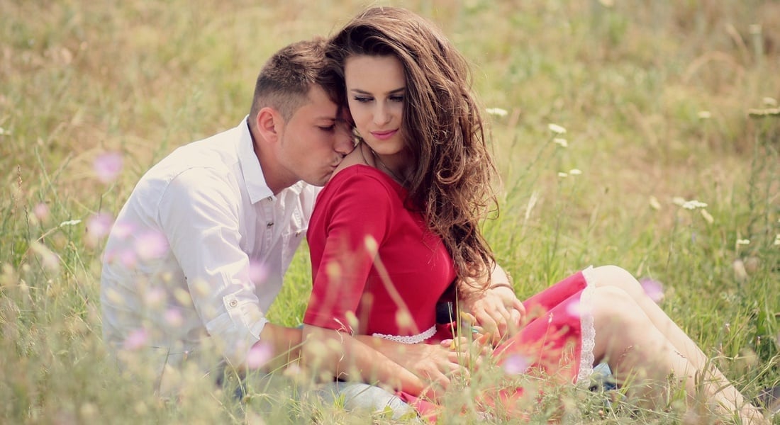 Smutná žena sedí na posteli a premýšľa nad zradou partnera