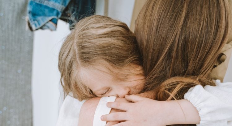 Mama emotívne objíma dcéru