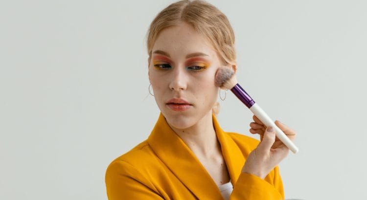prečo make-up vyzerá v každom zrkadle inak