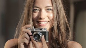 Žena s fotoaparátom